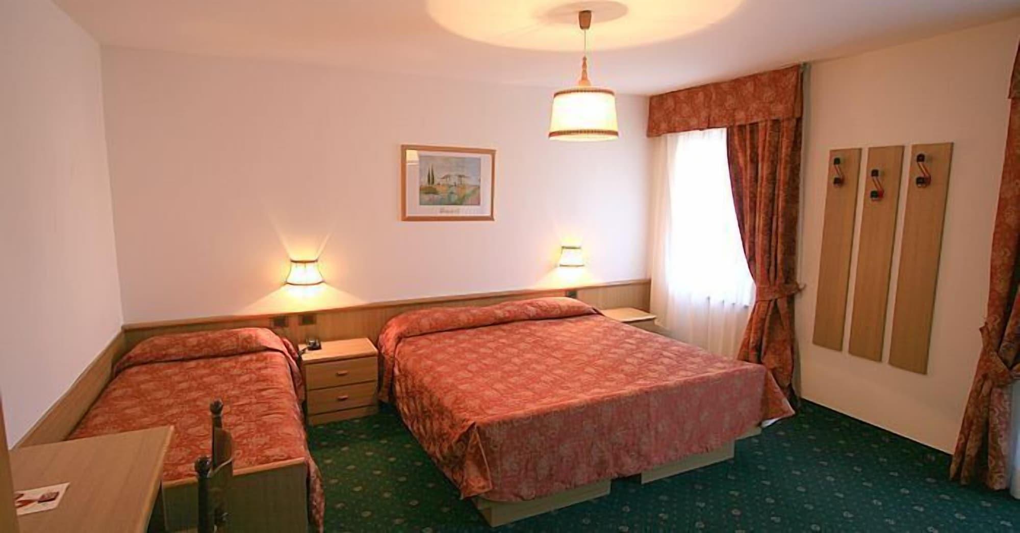 Hotel Arnika Pozza di Fassa Exterior photo