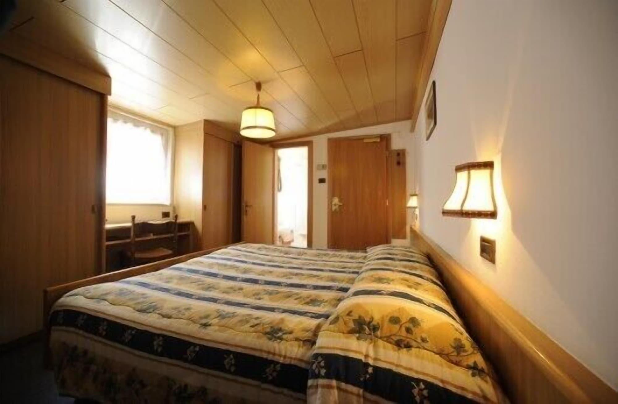 Hotel Arnika Pozza di Fassa Exterior photo