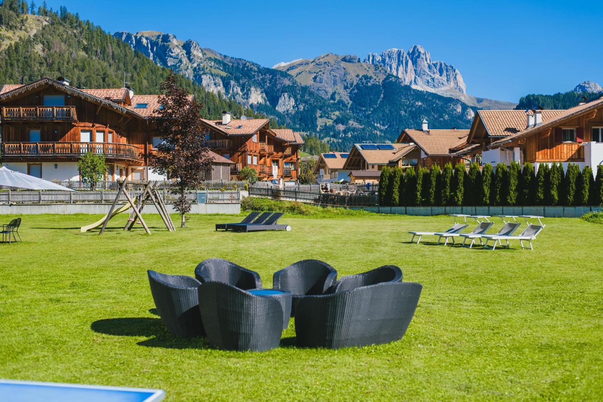 Hotel Arnika Pozza di Fassa Exterior photo