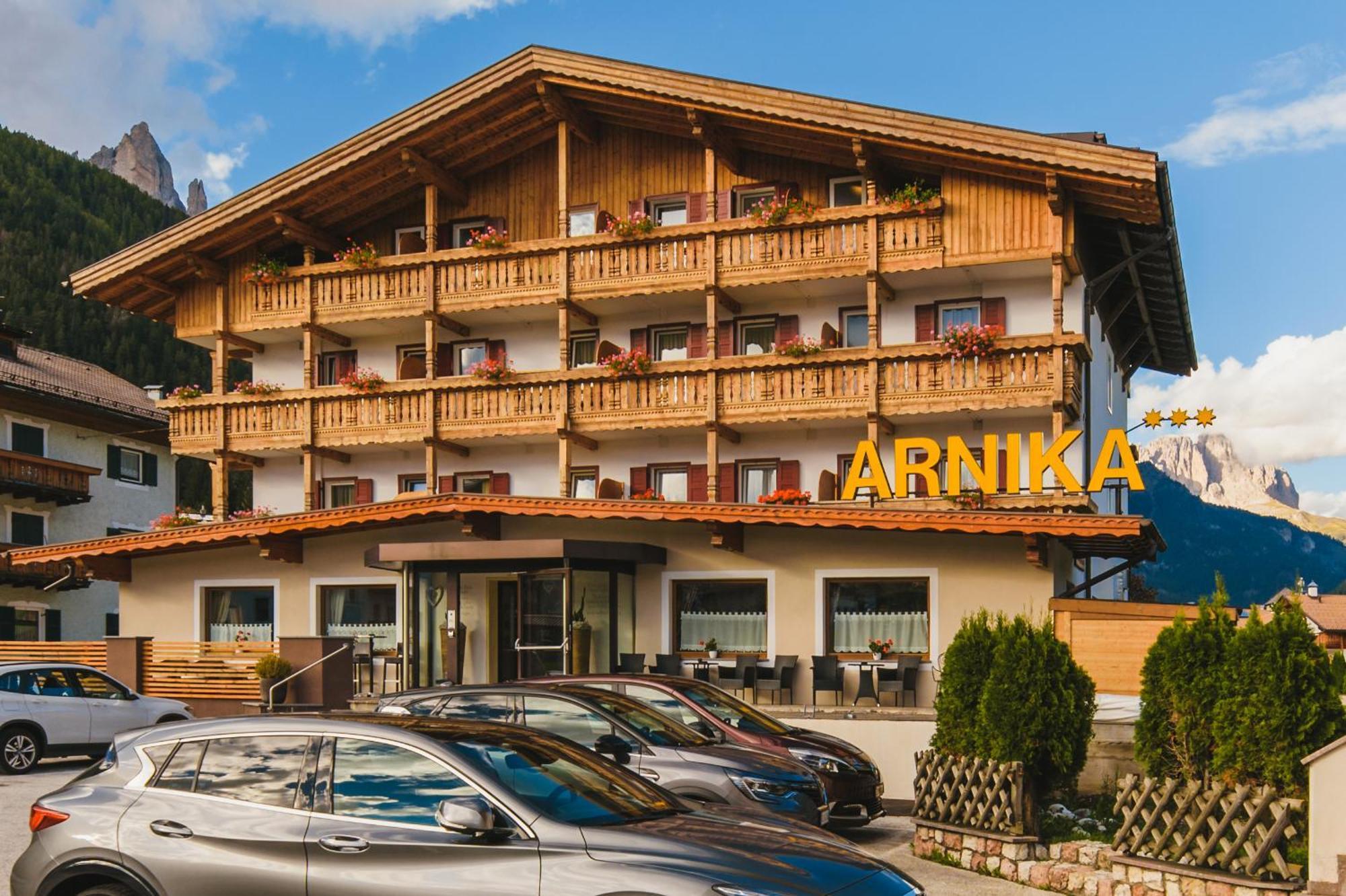 Hotel Arnika Pozza di Fassa Exterior photo